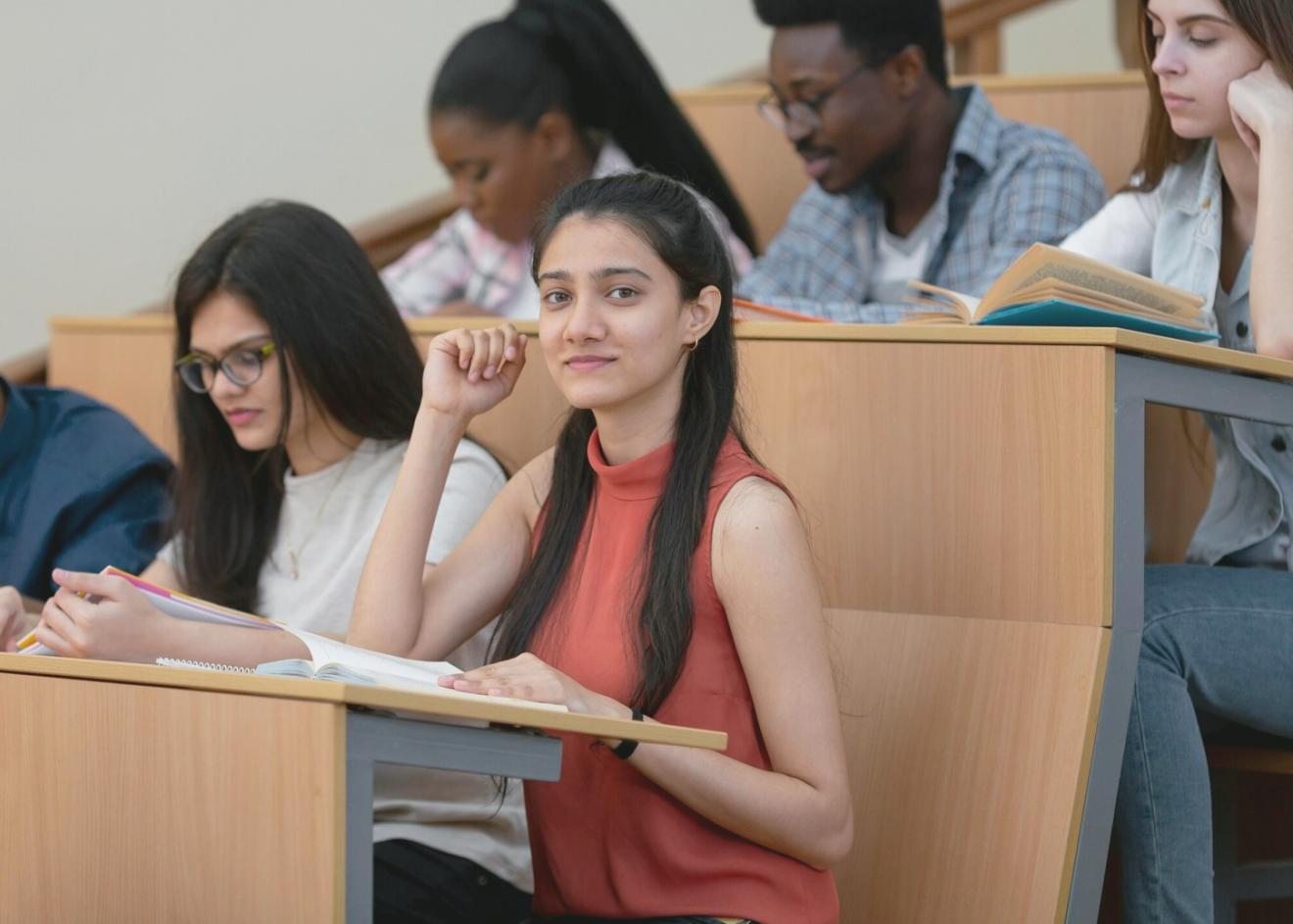 Aula de formación con estudiantes participando en clase magistral