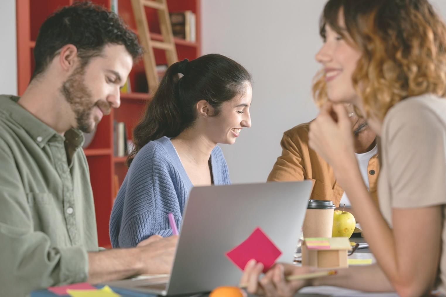 Estudiante analizando datos financieros en entorno profesional